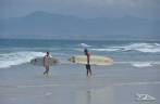 Surfistas de long board na praia da Joaquina, costa leste de Florianópolis, em Santa Catarina